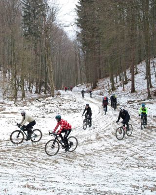 Zvážničiari v nedeľu vypudili 18 jedincov z komfortu svojich domovov a naservírovali to pravé zimné gravelovanie 🥶 Zvyšky...